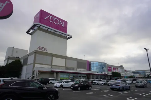 午後のピンク看板と賑わい