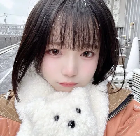 雪降る日のくすみピンク。