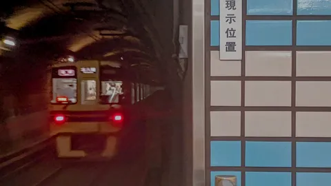 暗闇の向こうから