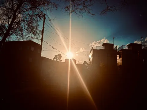 電線と夕陽のコントラスト