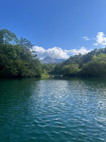 新緑の湖面に映る山々