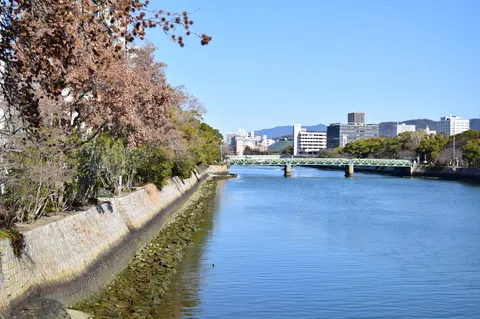 都会と水辺、静かな午後の風景