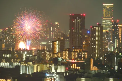 都会の空に花火がドーン！