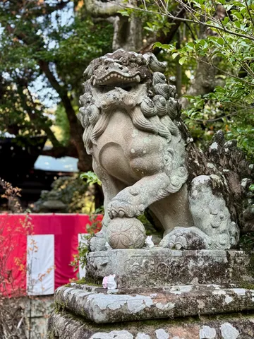 石獅子と小さな住人たち