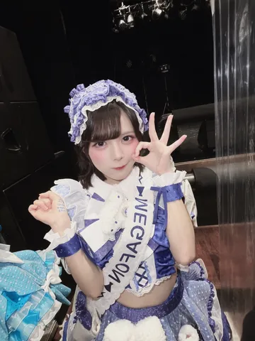 青と白の夢衣装が揺れる