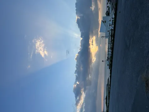 空から降り注ぐ光のシャワー