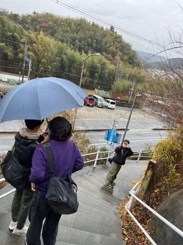 雨の階段と傘の影