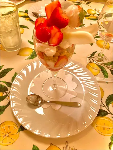 苺まみれ！レモン柄テーブルの主役