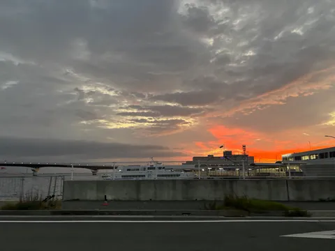 沈む夕暮れと船の影