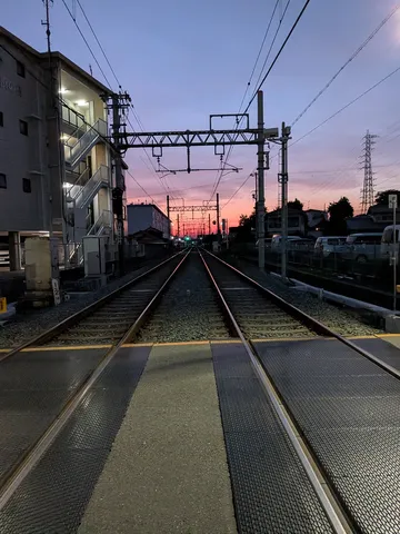 夕暮れ、静寂を駆ける線路