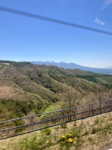 青空と山々の静かな風景