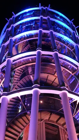 夜空に光る螺旋の塔