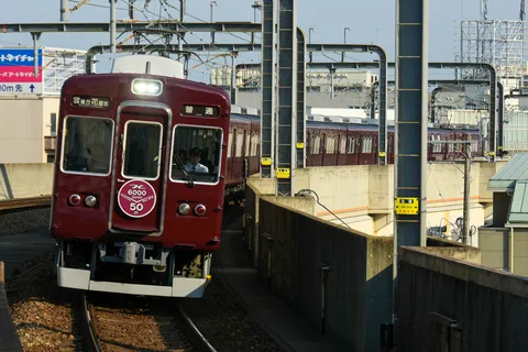 マルーン色の記念列車、カーブをゆく