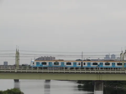 水辺を渡る、青い子どもの列車