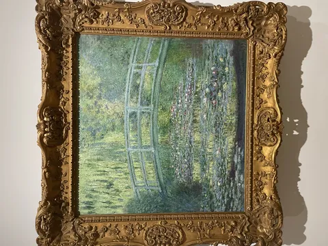 睡蓮の絵画と細密な額縁