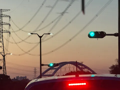夕暮れの緑信号と架橋