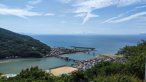 山と海に抱かれる港町の日常