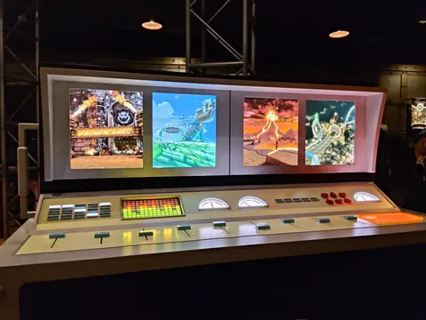 ゲームセンターの司令室風コントローラー