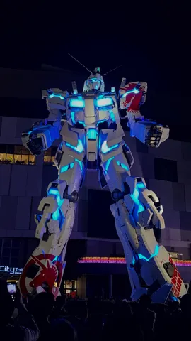 夜空にそびえる巨大ロボット