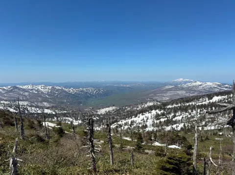 残雪の山々に抱かれる静寂