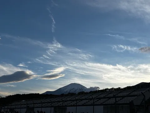 悠久の富士と観客席の静寂
