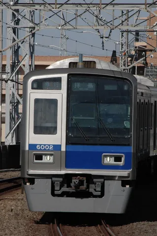 青と銀の電車、出発進行！