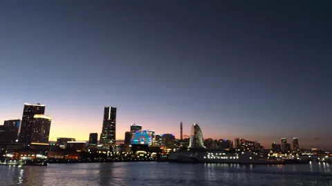 摩天楼と水面の twilight