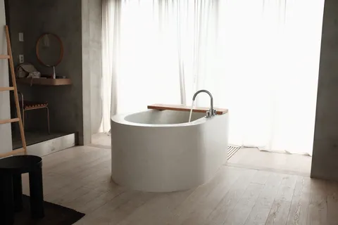 水滴が奏でる、静寂のバスタイム