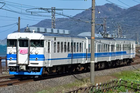 海沿いを走る、懐かしの列車旅
