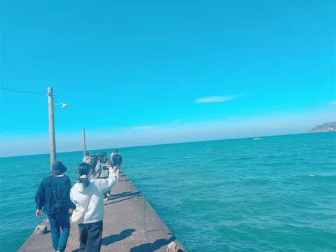 青い海と桟橋、旅の風景