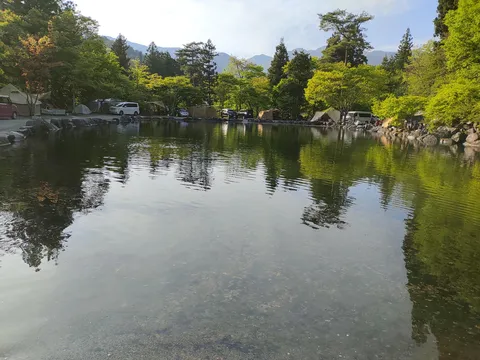 静寂に包まれた湖畔のキャンプ
