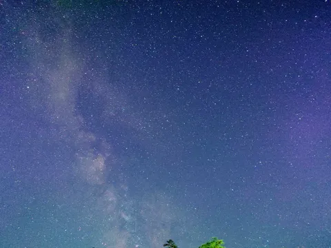 夜空に溶ける銀河の気配