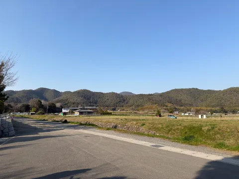 山と田んぼ、静かな集落の風景