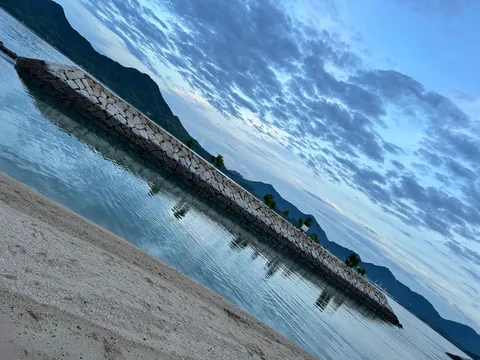 水辺の小道、波紋と空