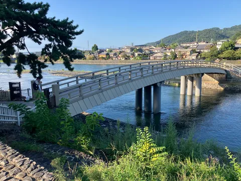 水辺を結ぶ静かな橋