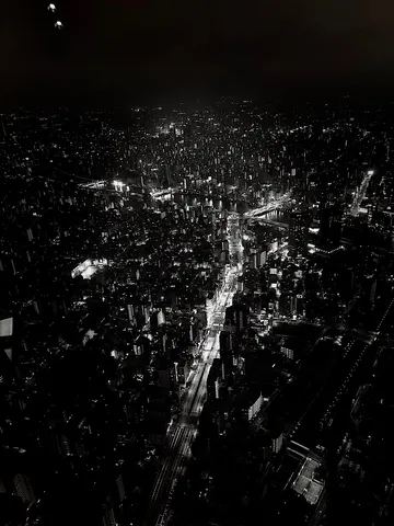 夜の街に走る光の帯