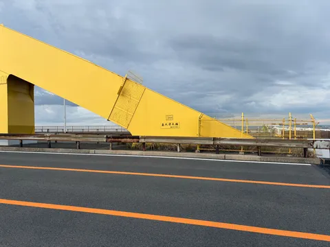 黄色い橋と曇り空のコントラスト