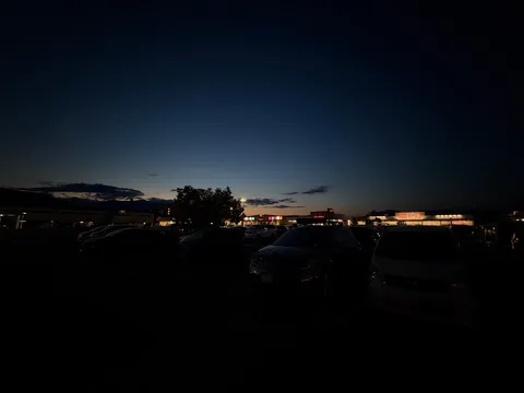 夜へ向かう空と街の灯り