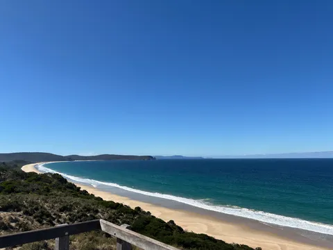 青と砂の静かな海岸