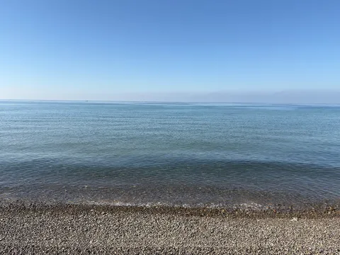 広がる青、石の海岸