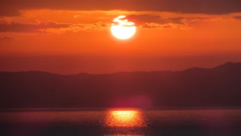 燃えるような夕暮れの海