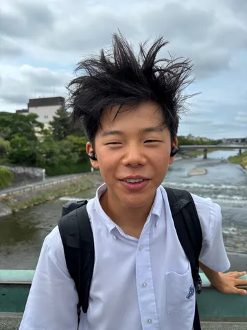 風になびく髪と夏空