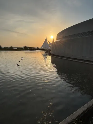 水面に映える夕暮れの輝き