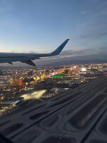 夜景と飛行機雲の邂逅