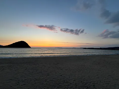 夕暮れの島影と波音