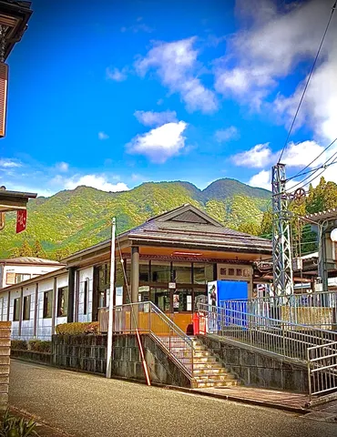 山と駅舎の穏やかな詩