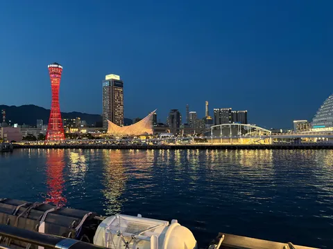 水面に映る、神戸の夜景