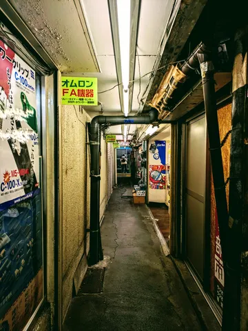 路地の奥へ誘う光と影
