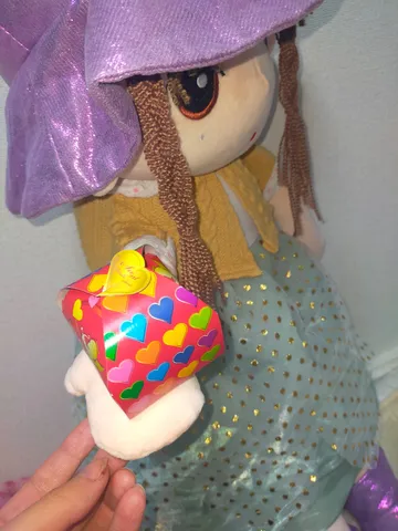 プレゼントを抱えるぬいぐるみ
