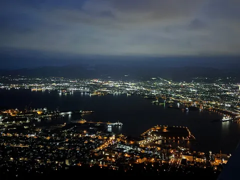 煌めく港町の夜景